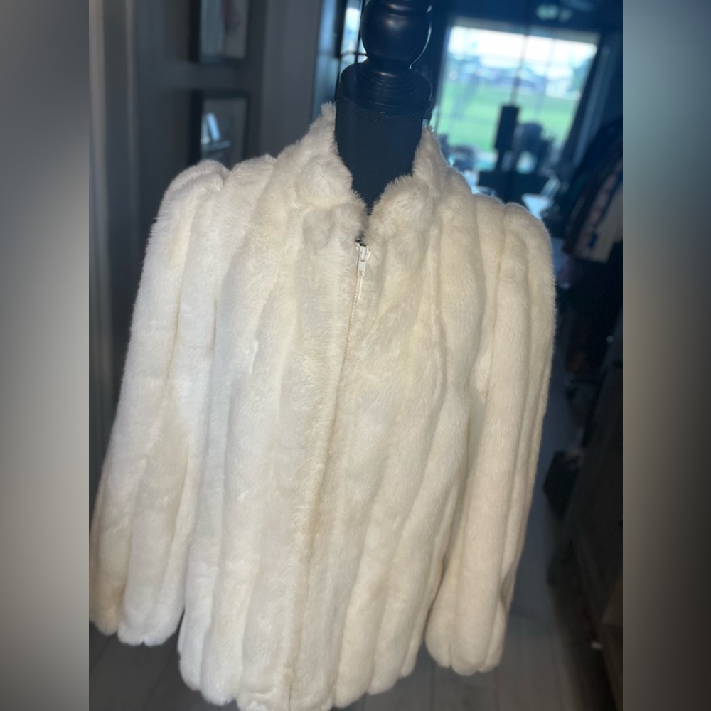 VINTAGE JORDACHE WHITE COAT *** Disclaimer***